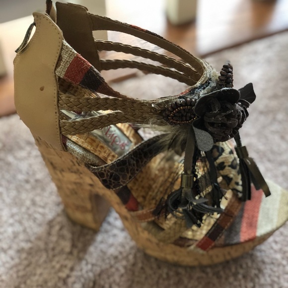 Feathered Sandals! - Picture 2 of 10
